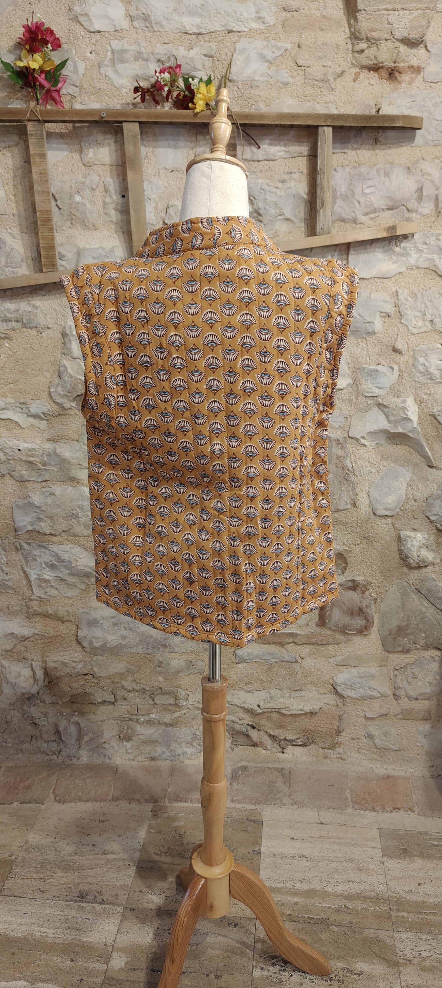 Gilet trapuntato ocra