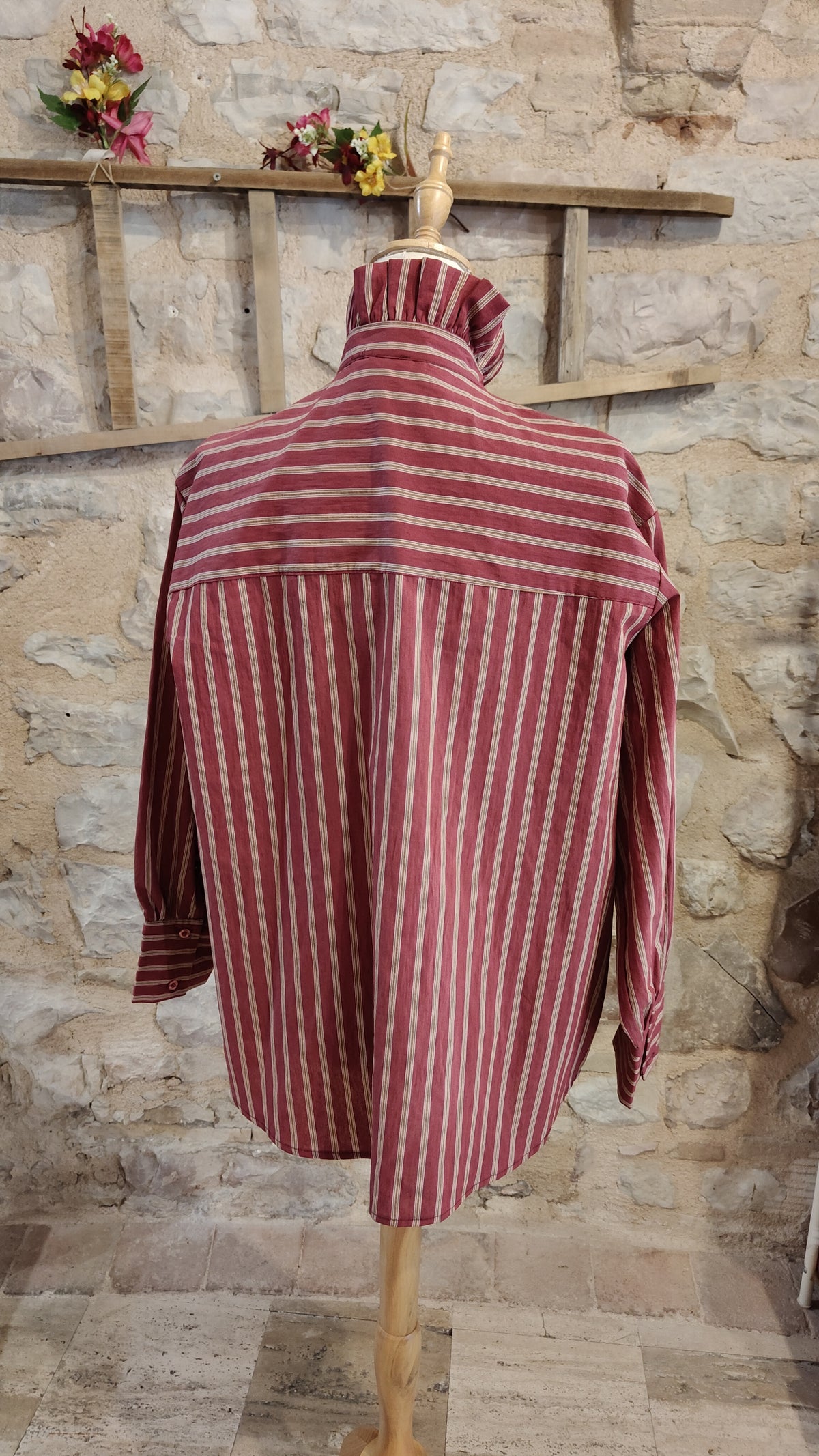 Camicia con collo alto (ciliegia)