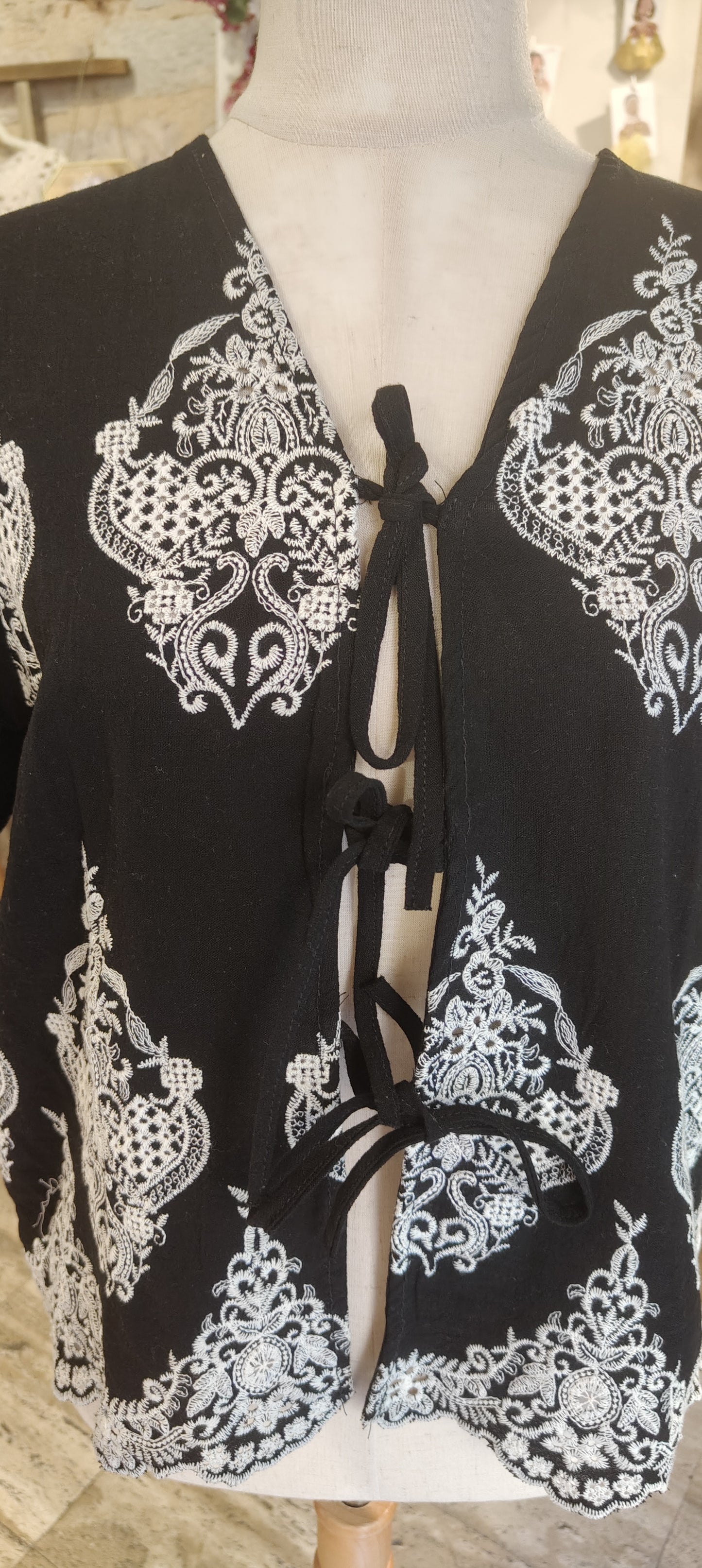 Camicia con laccetti arabeschi