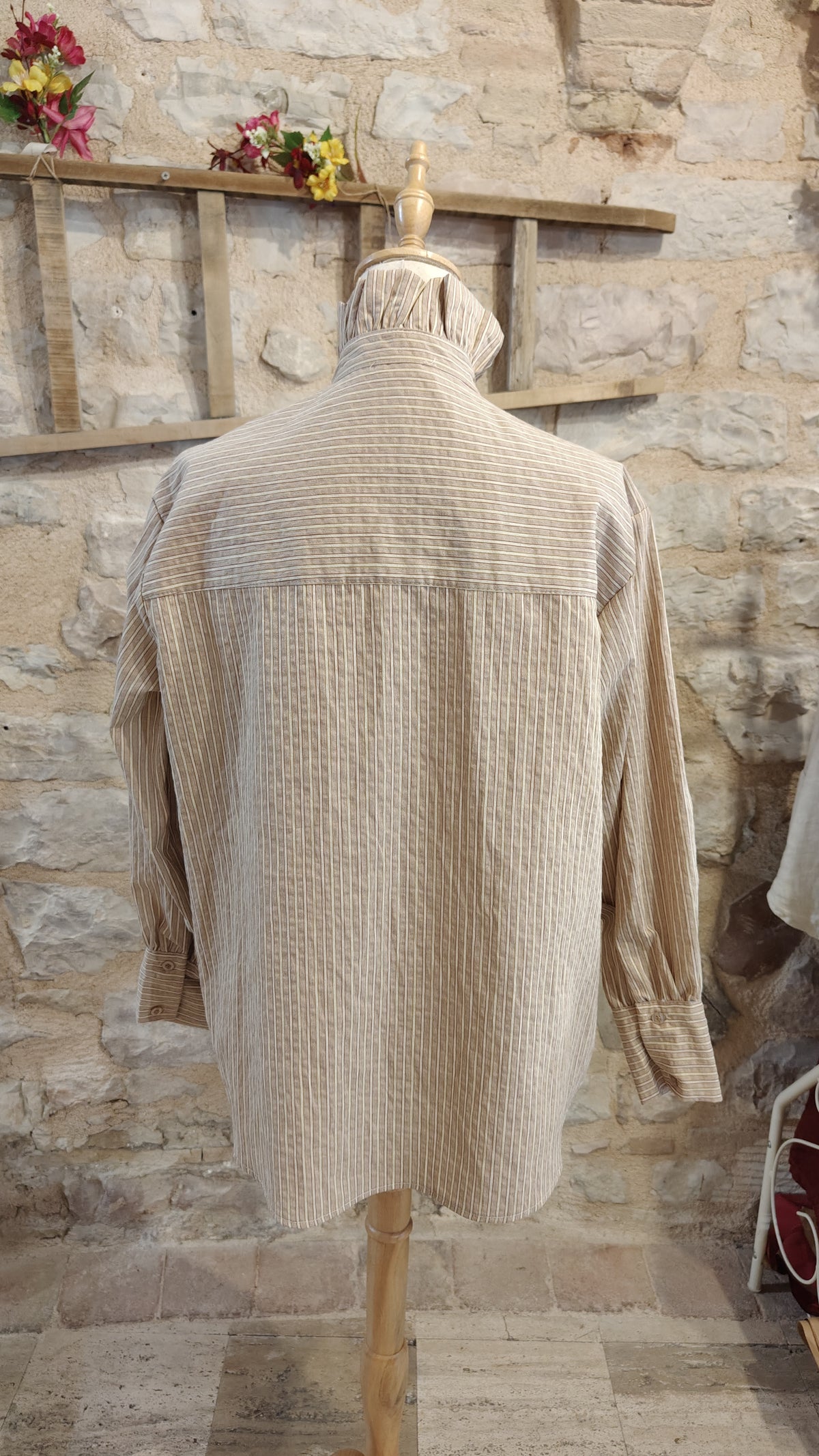 Camicia con collo alto (nocciola)