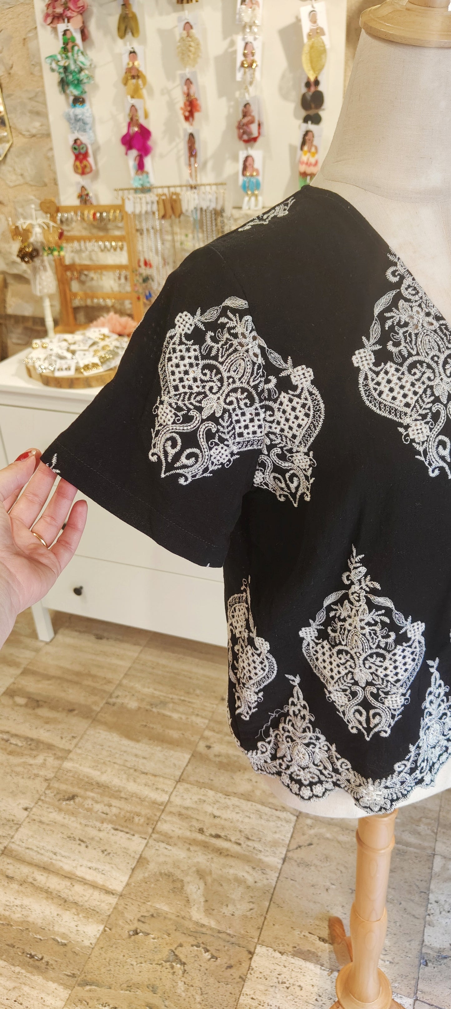 Camicia con laccetti arabeschi