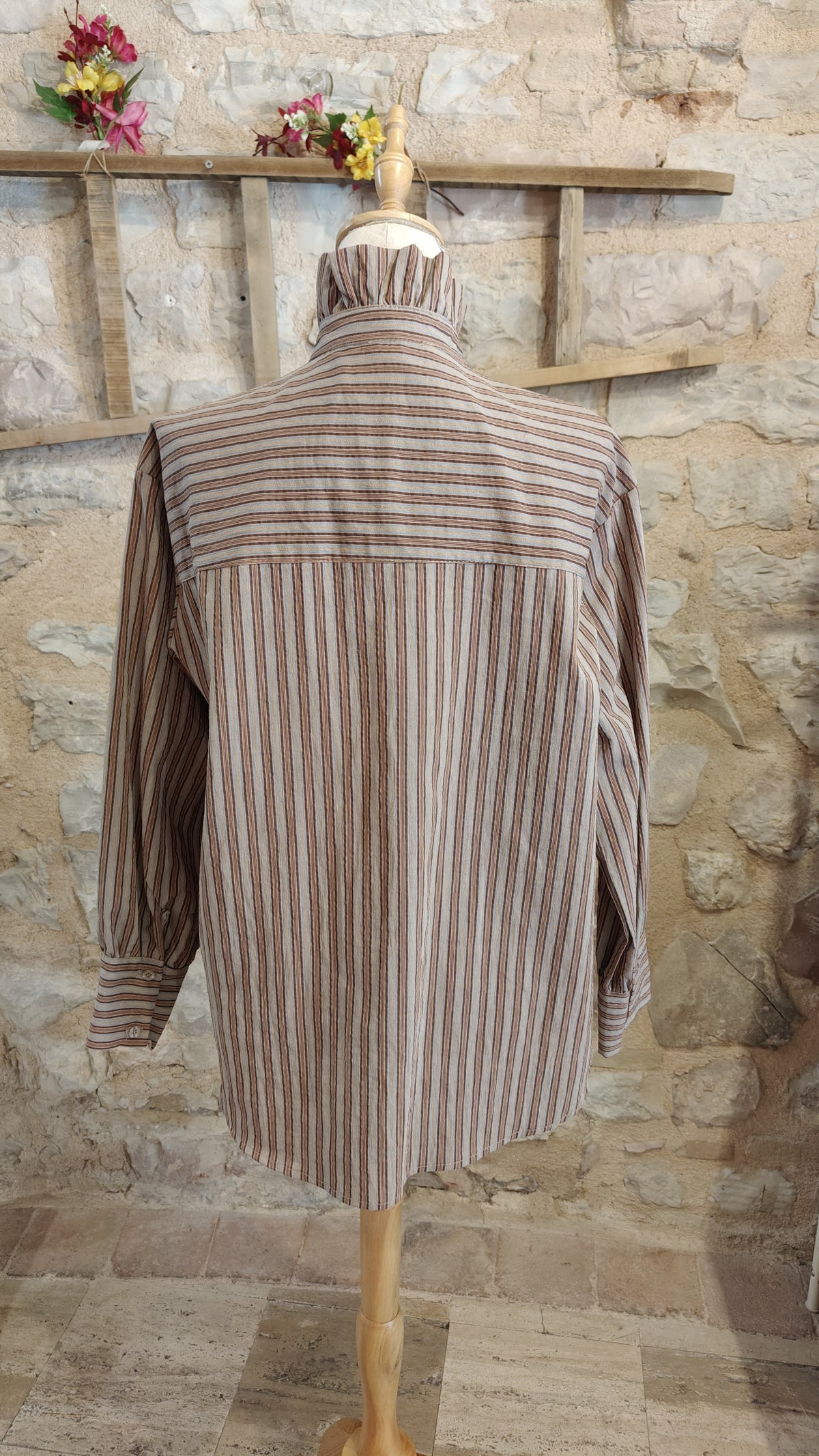 Camicia con collo alto (avana)