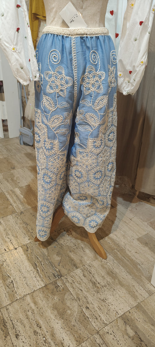 Pantaloni ricamati