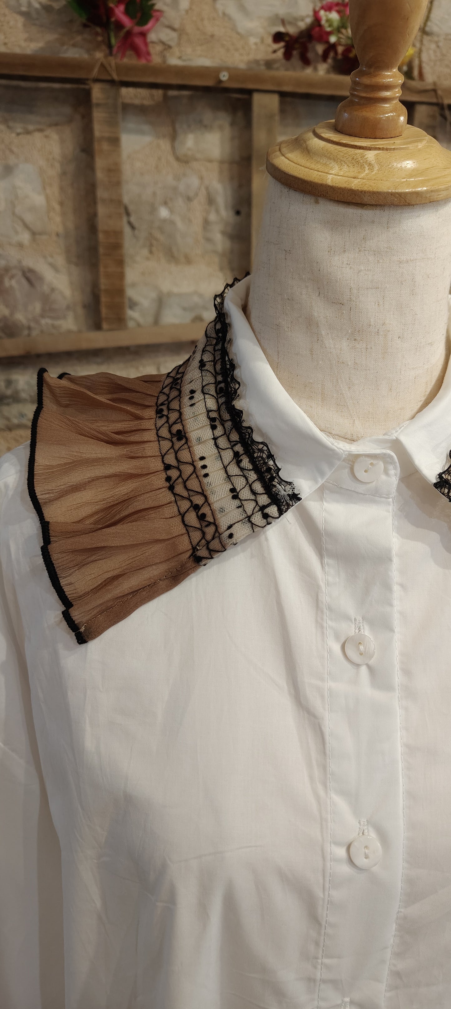 Camicia colletto frufru marrone