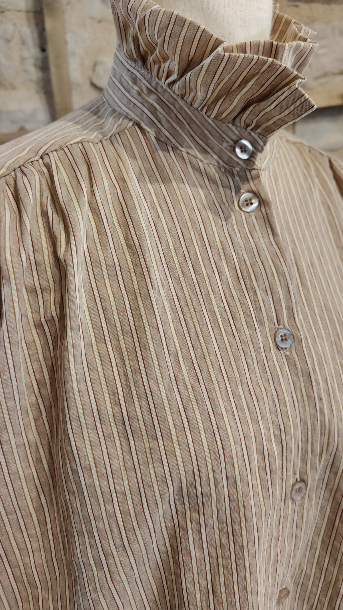 Camicia con collo alto (nocciola)