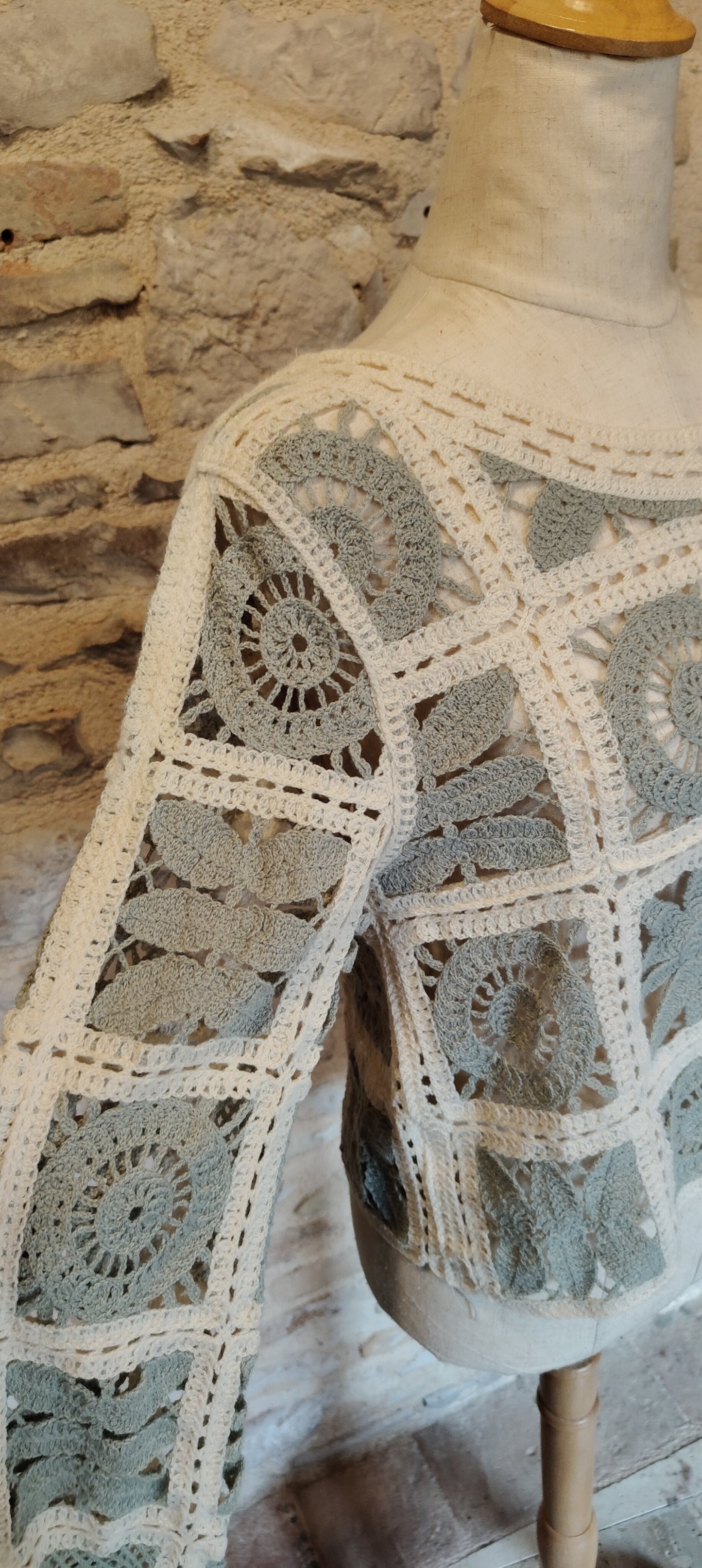 Maglia crochet blu polvere