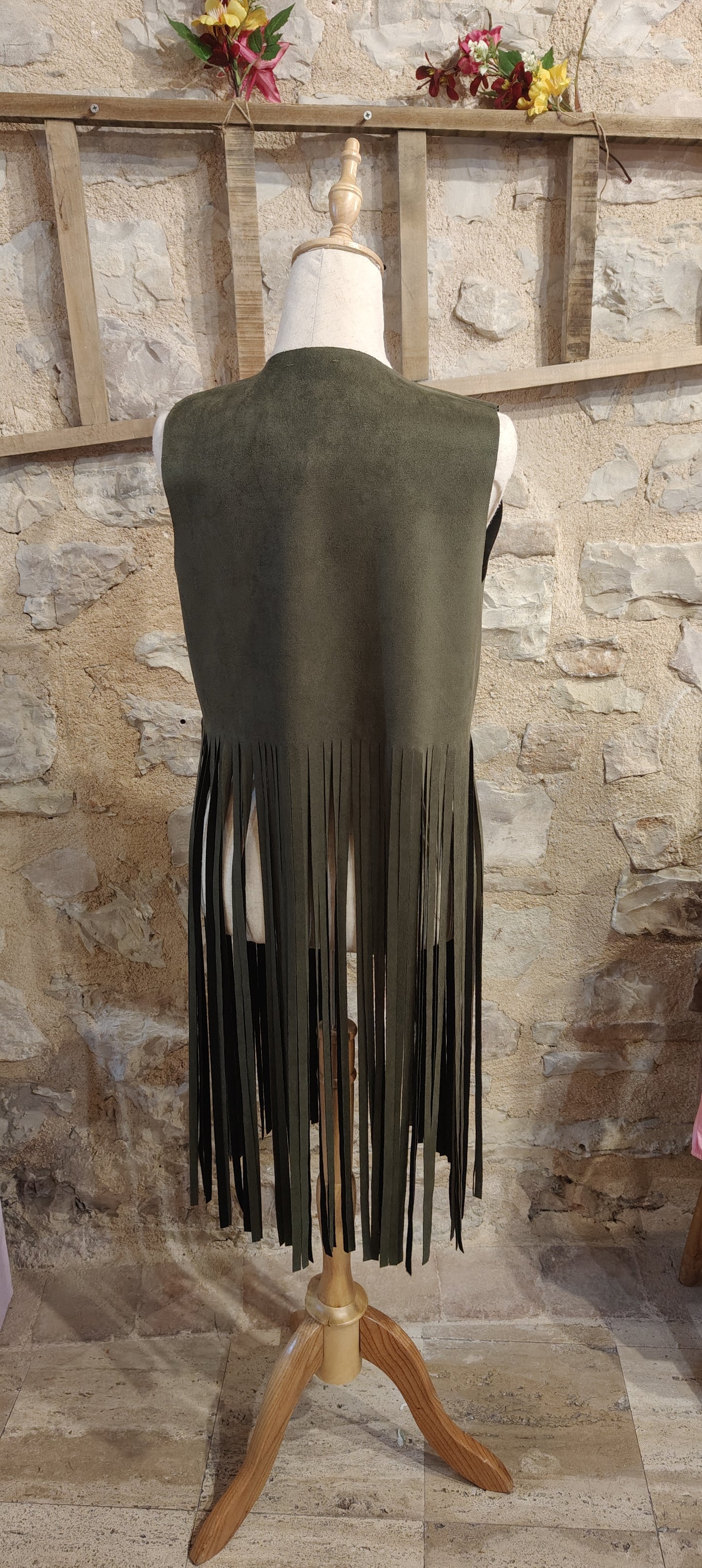 Gilet scamosciato con frange verdi