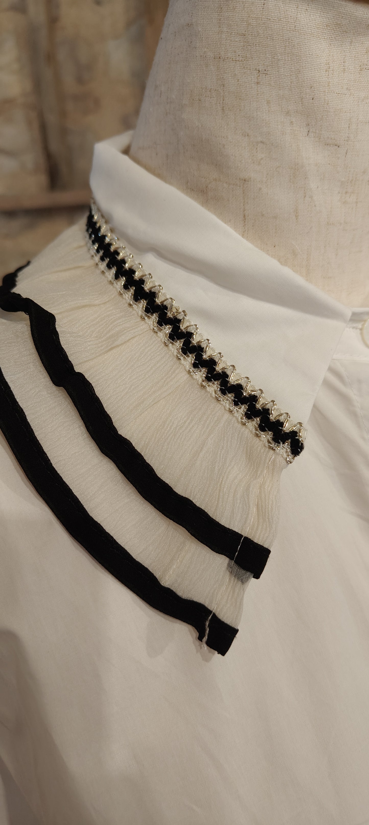 Camicia colletto frufru bianco