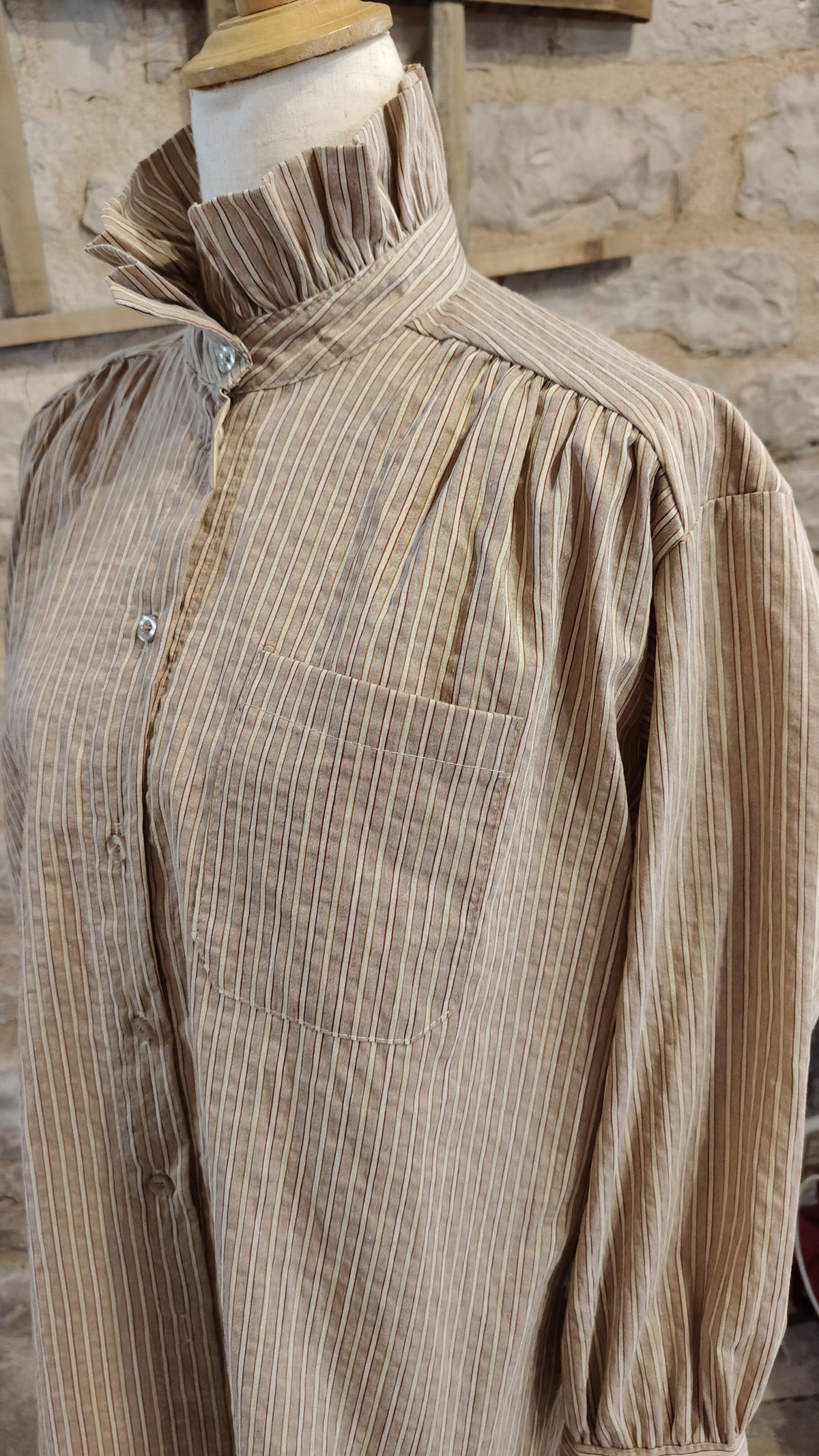 Camicia con collo alto (nocciola)
