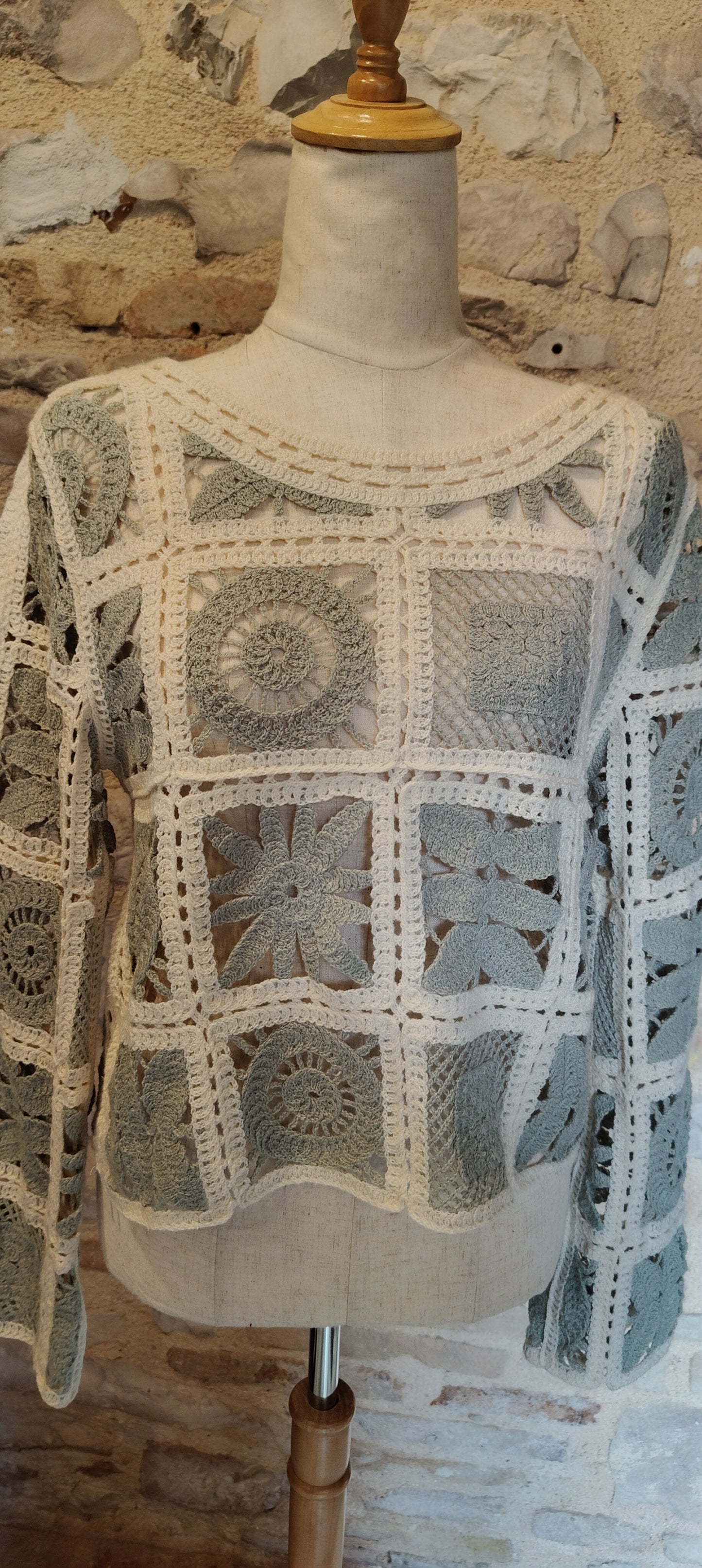 Maglia crochet blu polvere