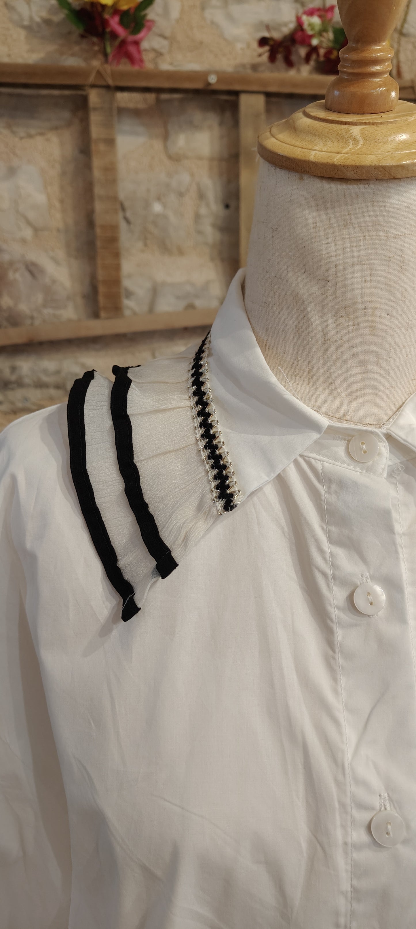Camicia colletto frufru bianco