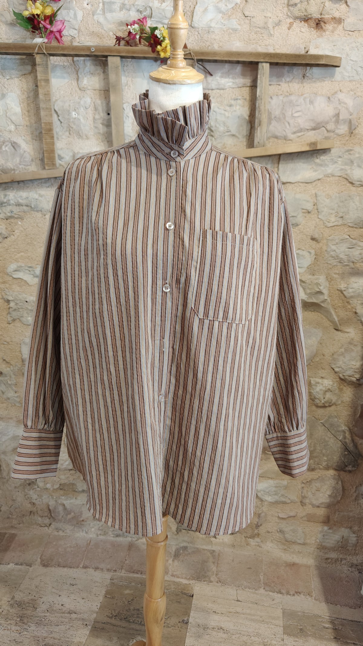 Camicia con collo alto (avana)