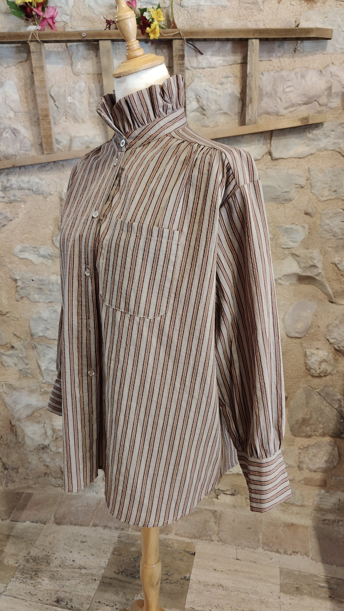 Camicia con collo alto (avana)