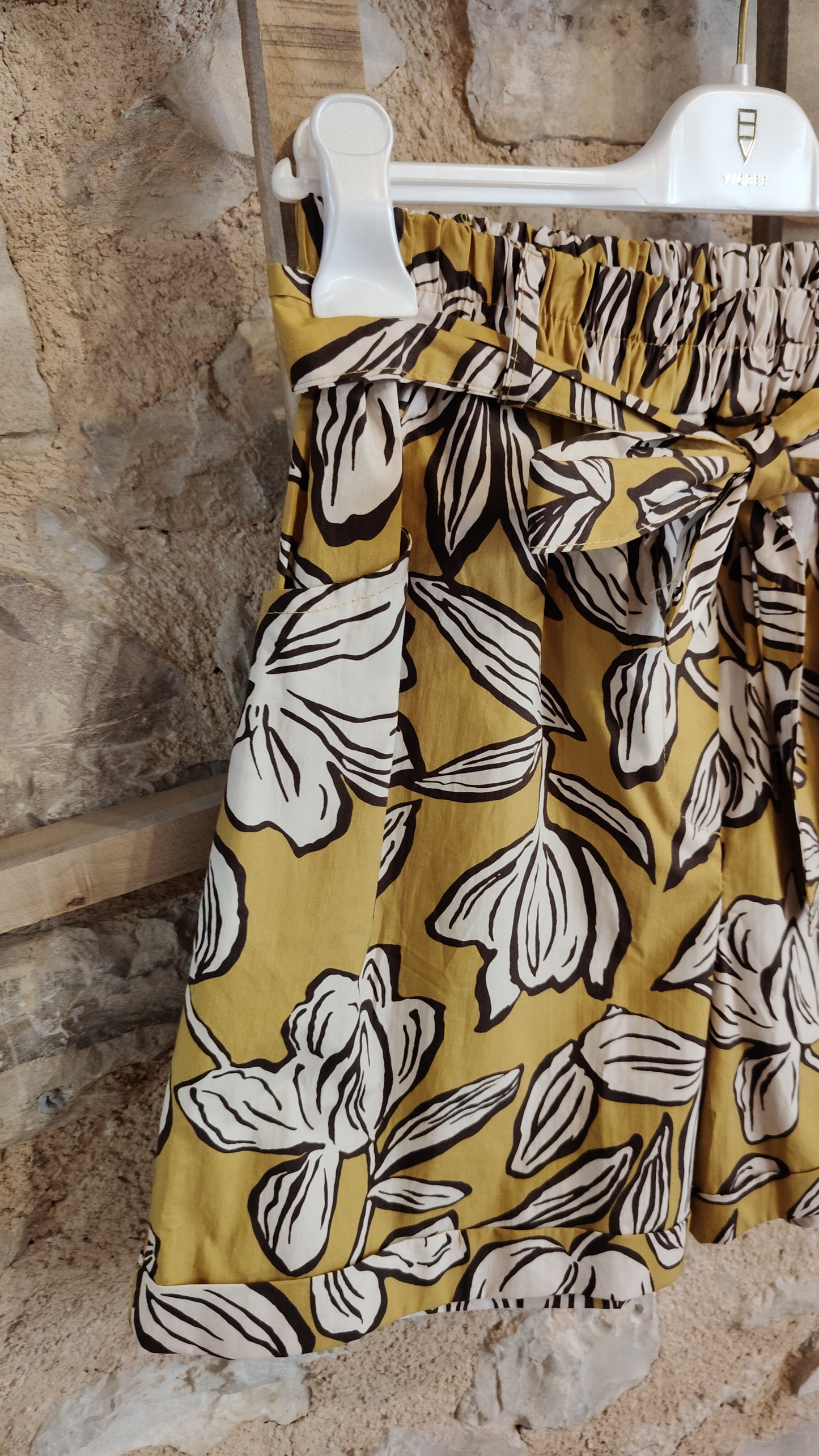 Shorts fiori senape