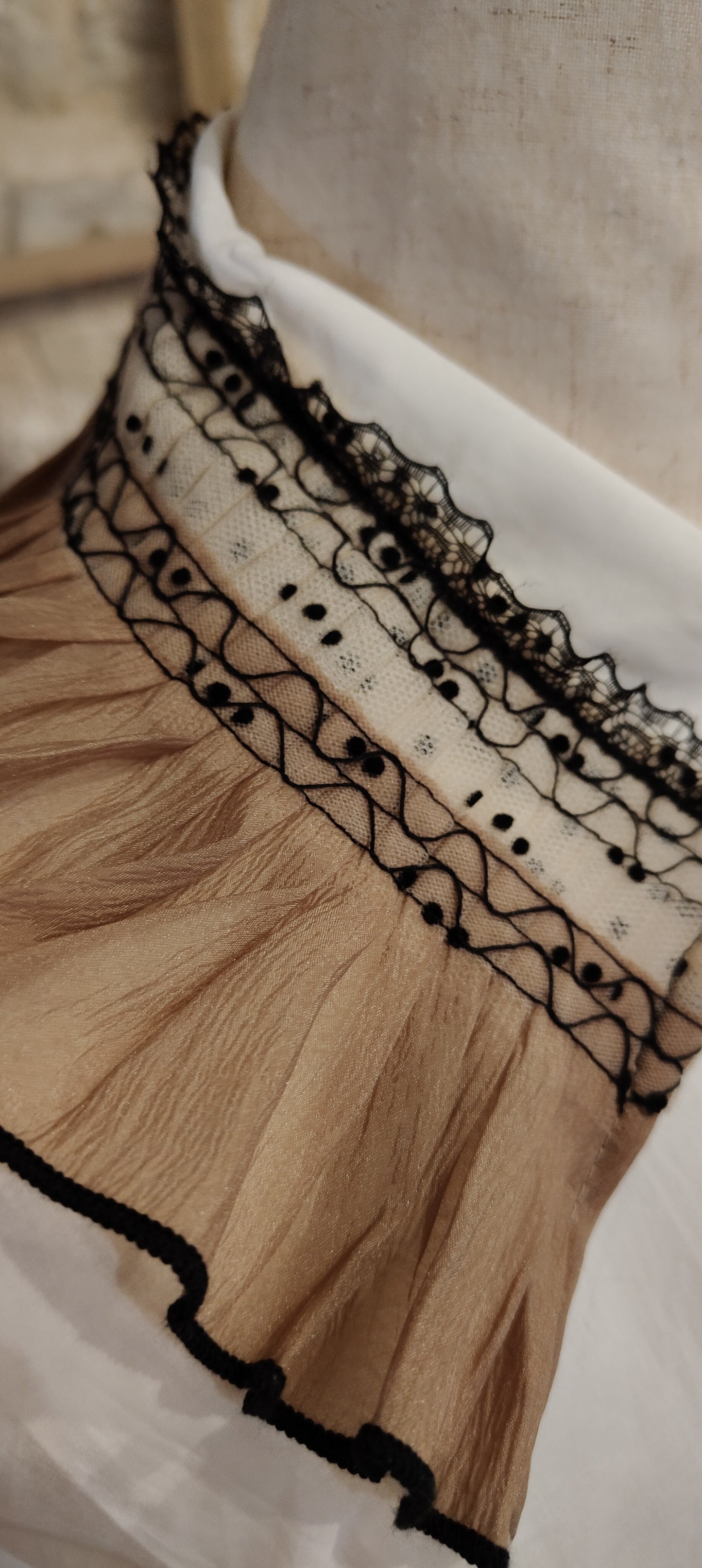 Camicia colletto frufru marrone