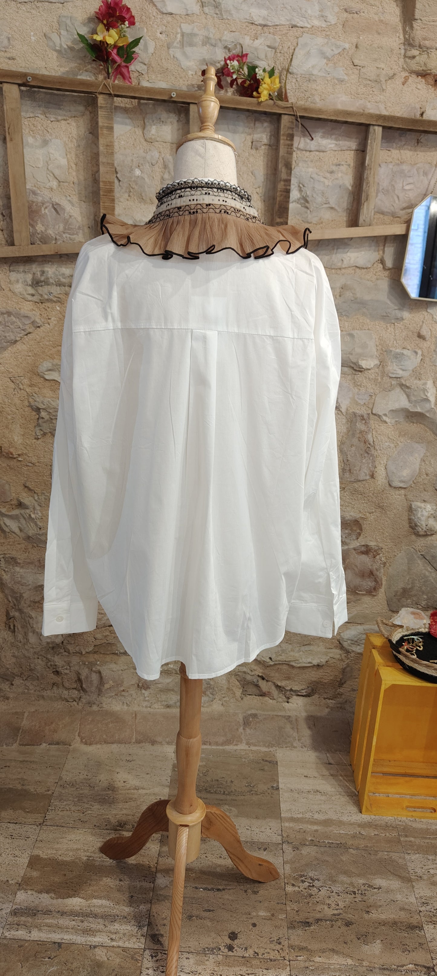 Camicia colletto frufru marrone