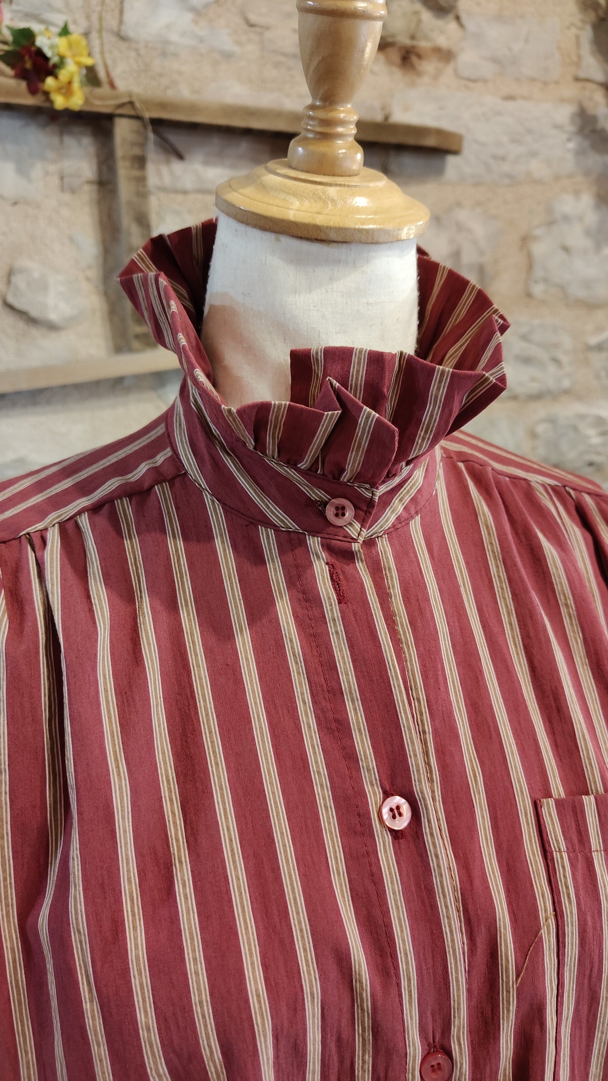 Camicia con collo alto (ciliegia)