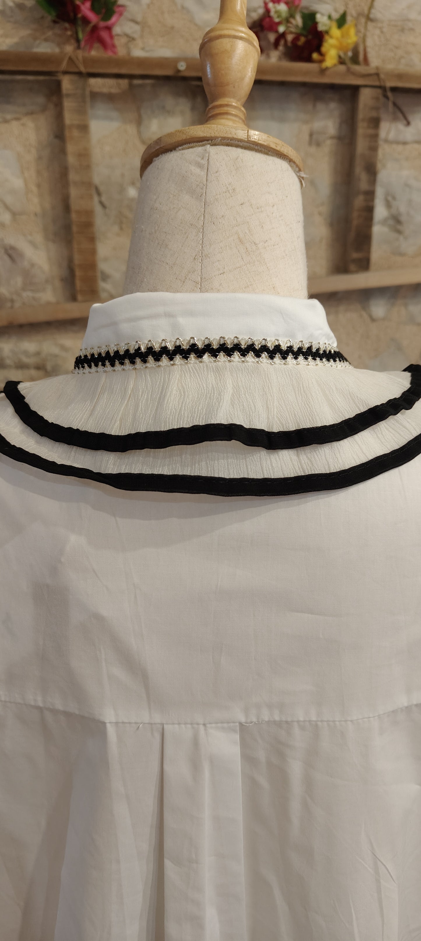 Camicia colletto frufru bianco