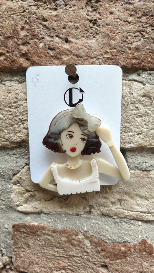 Spilla signorina 6