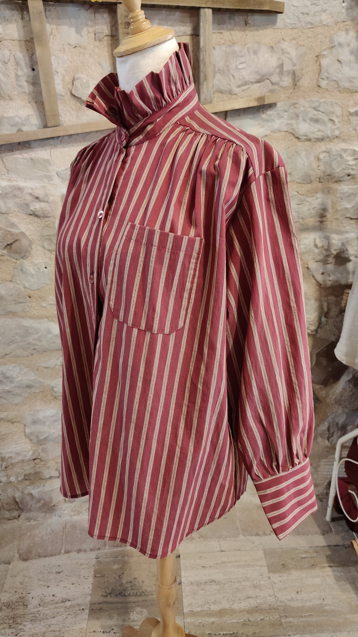 Camicia con collo alto (ciliegia)