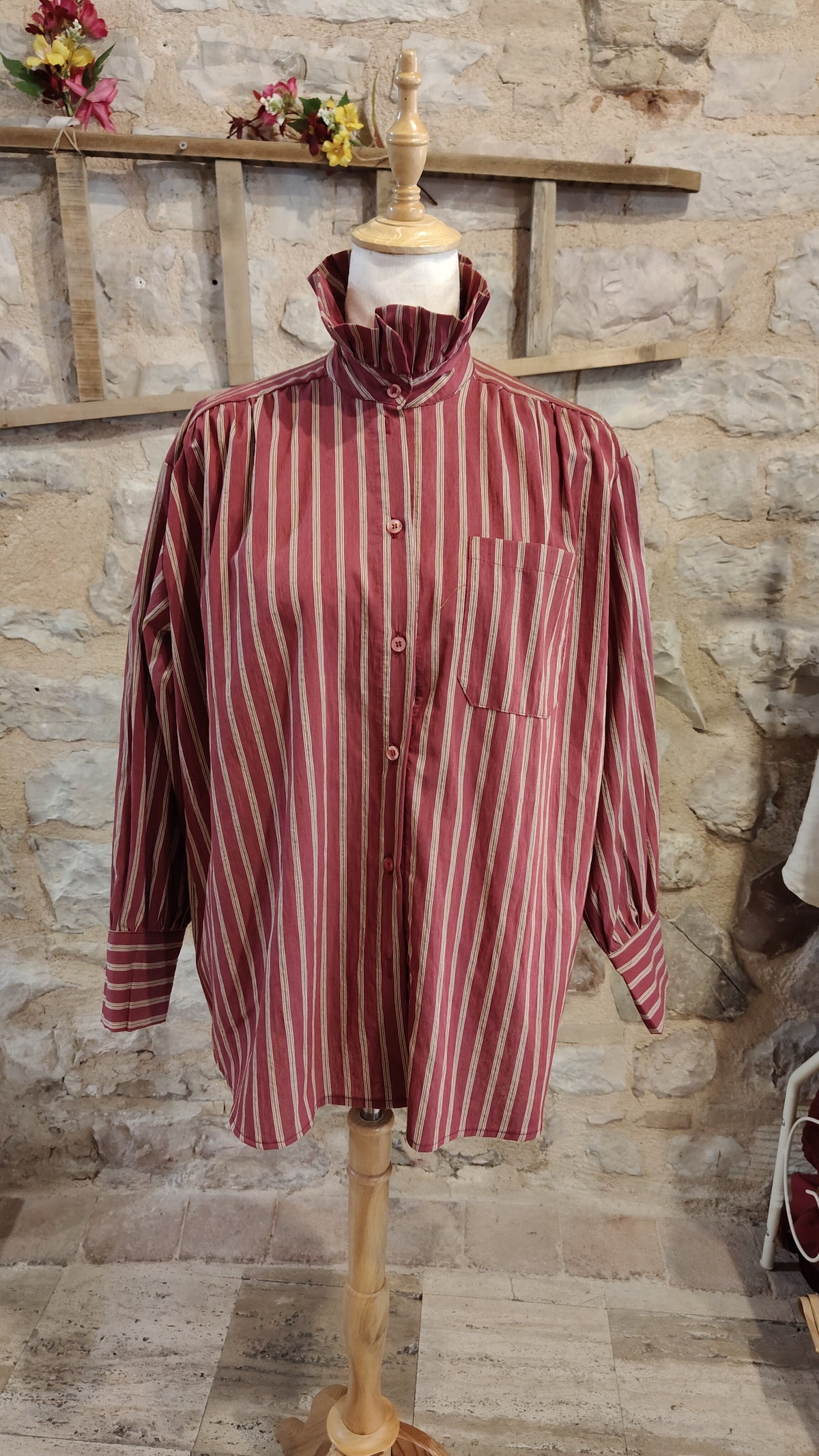 Camicia con collo alto (ciliegia)