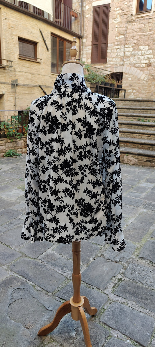 Blusa con fiori