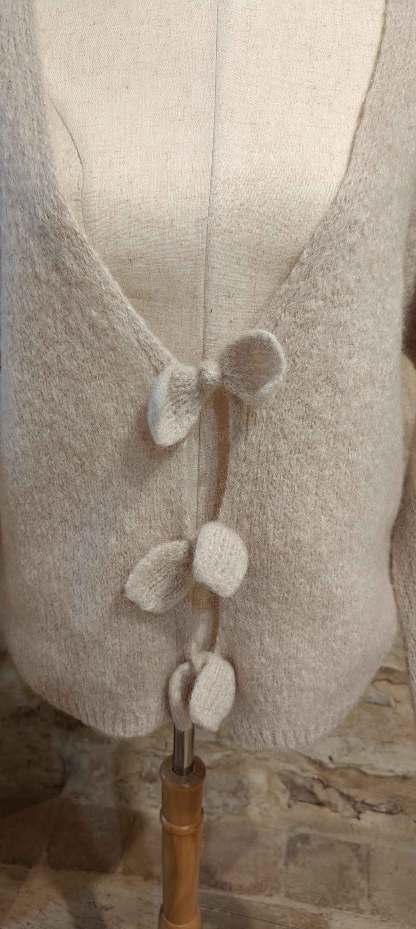 Maglione fiocchetti beige