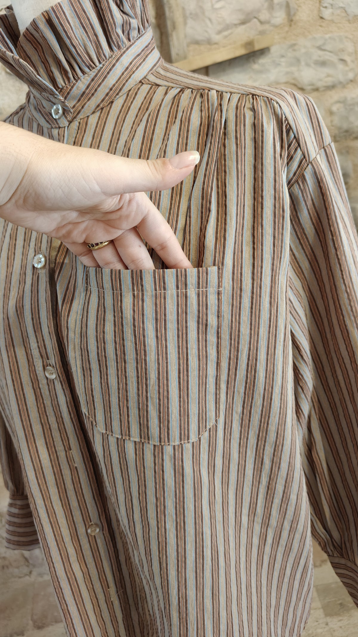 Camicia con collo alto (avana)