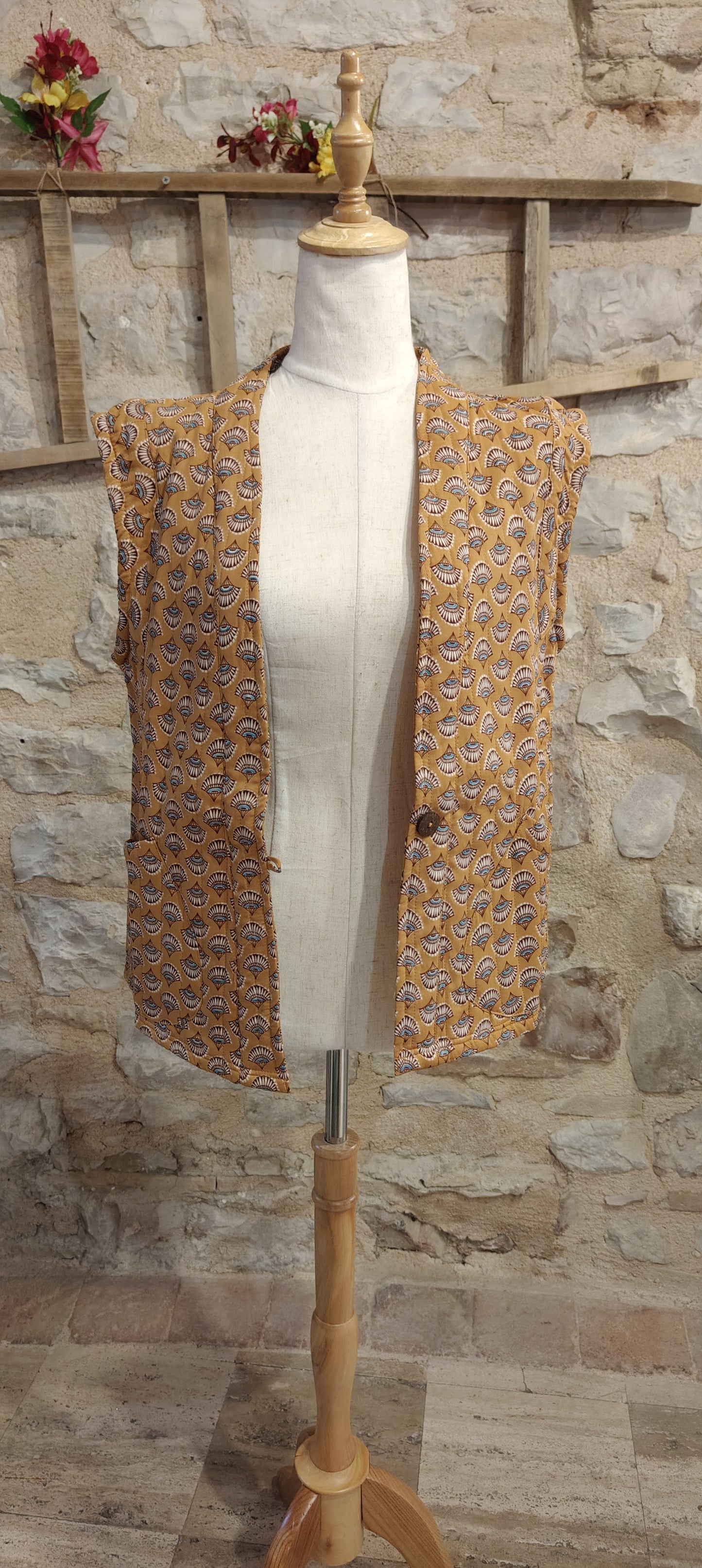 Gilet trapuntato ocra