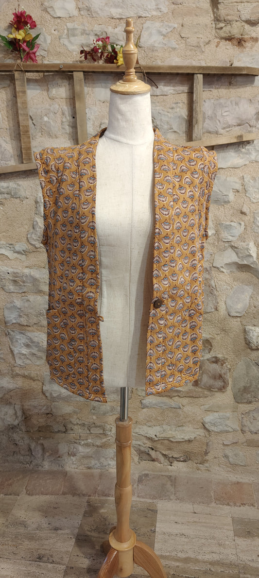 Gilet trapuntato ocra