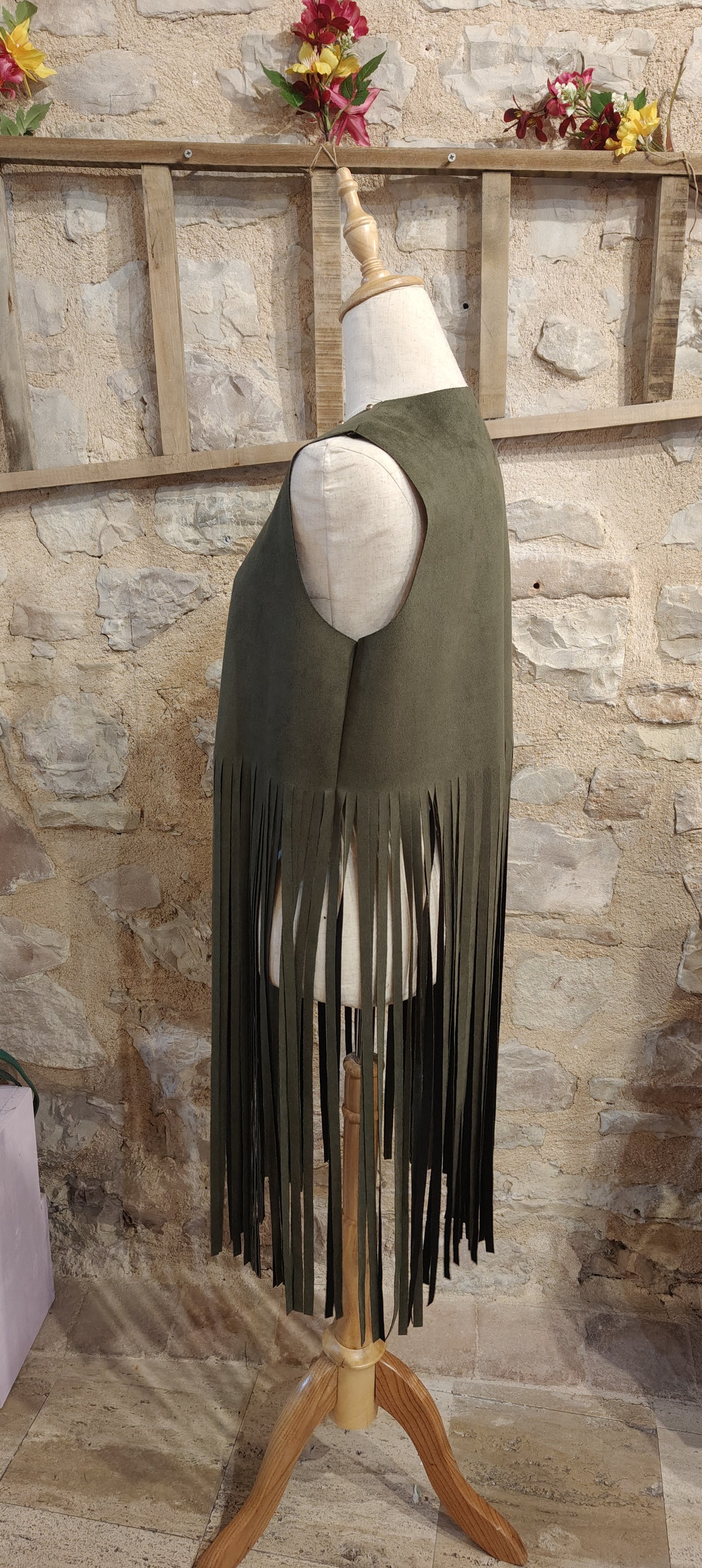 Gilet scamosciato con frange verdi