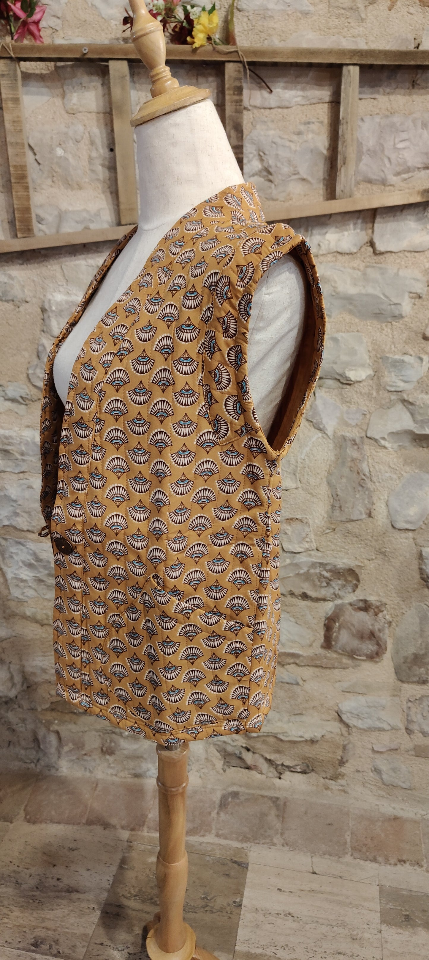 Gilet trapuntato ocra