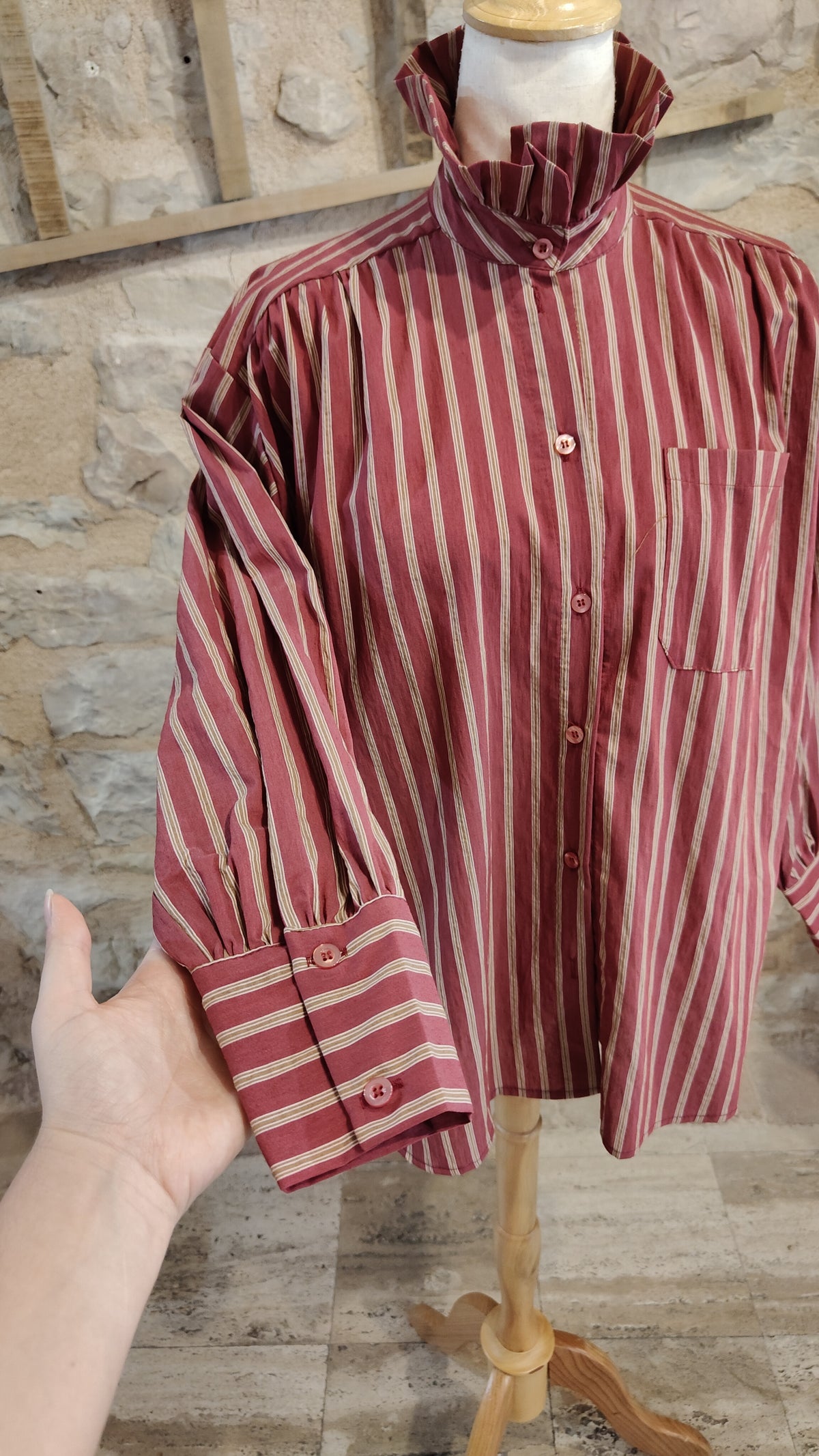 Camicia con collo alto (ciliegia)