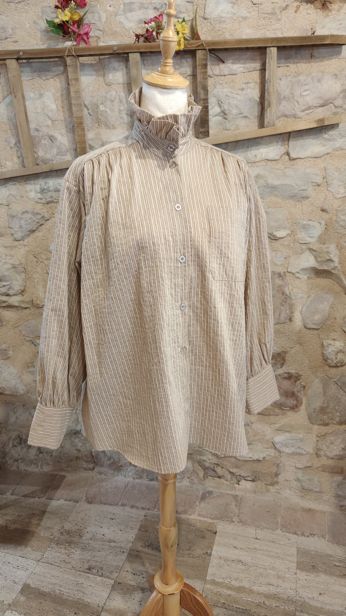 Camicia con collo alto (nocciola)