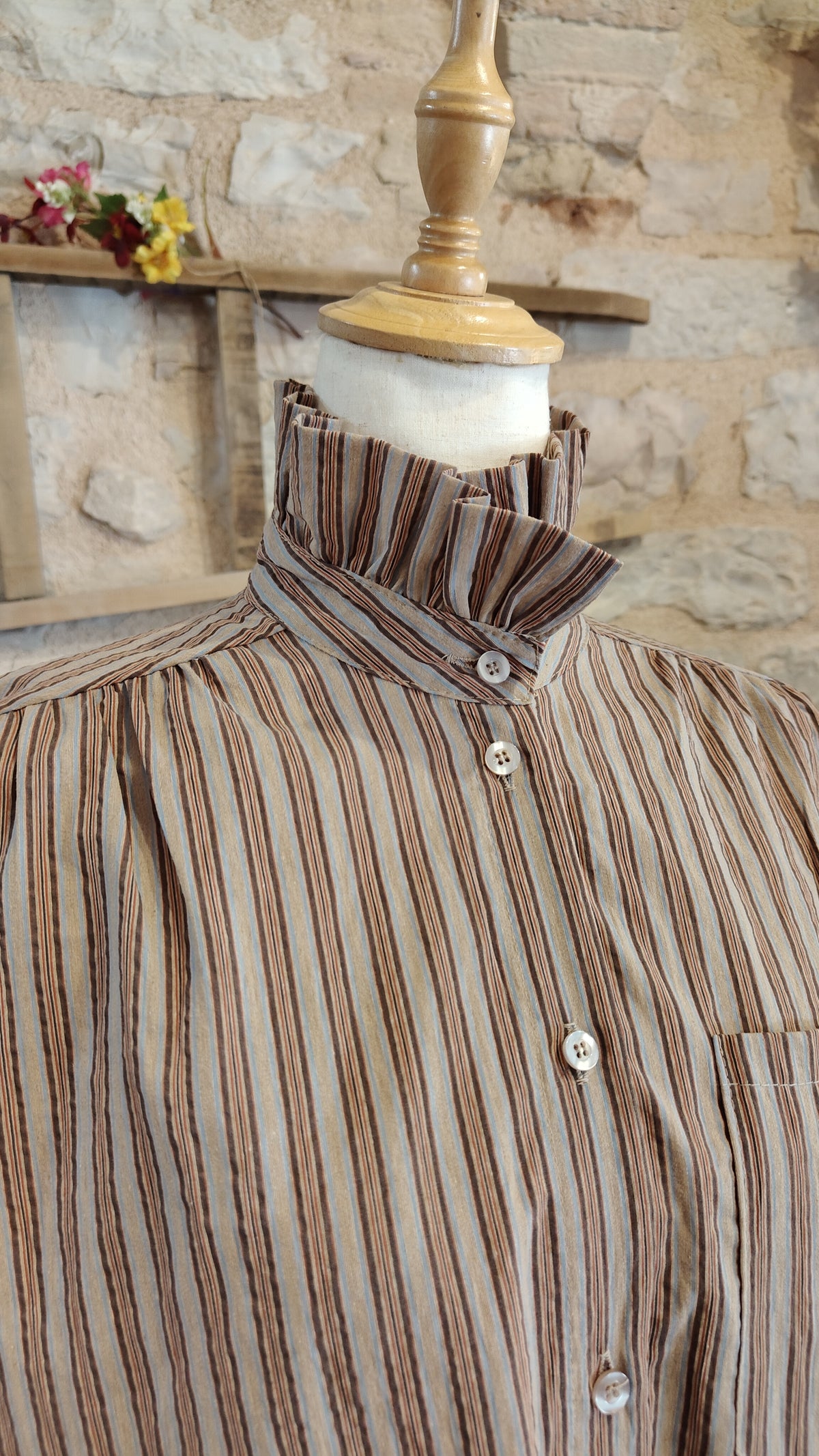 Camicia con collo alto (avana)