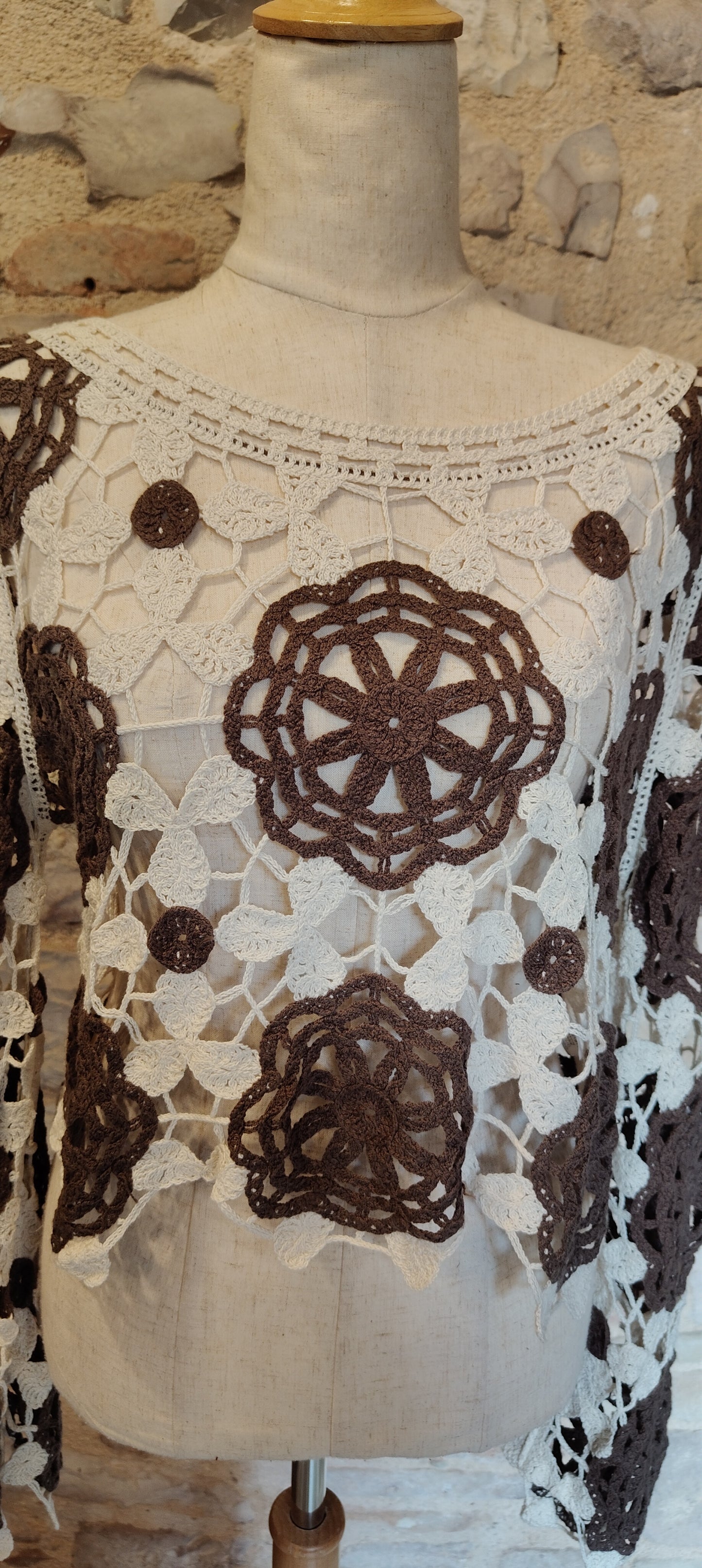 Maglia crochet marrone