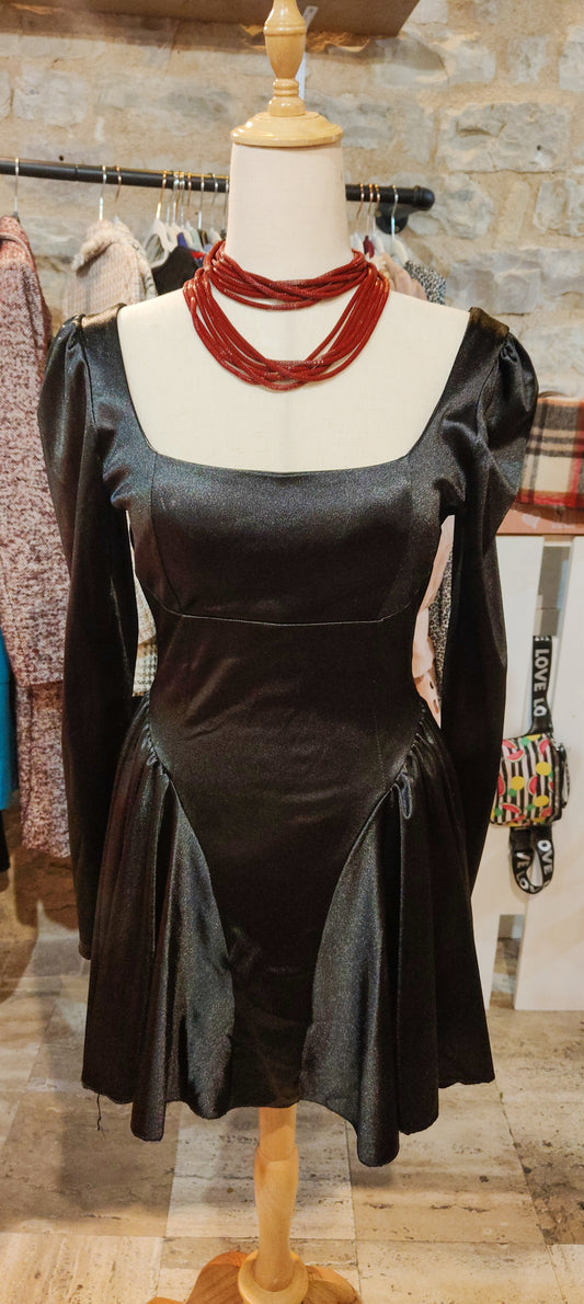 Abito nero fiocco