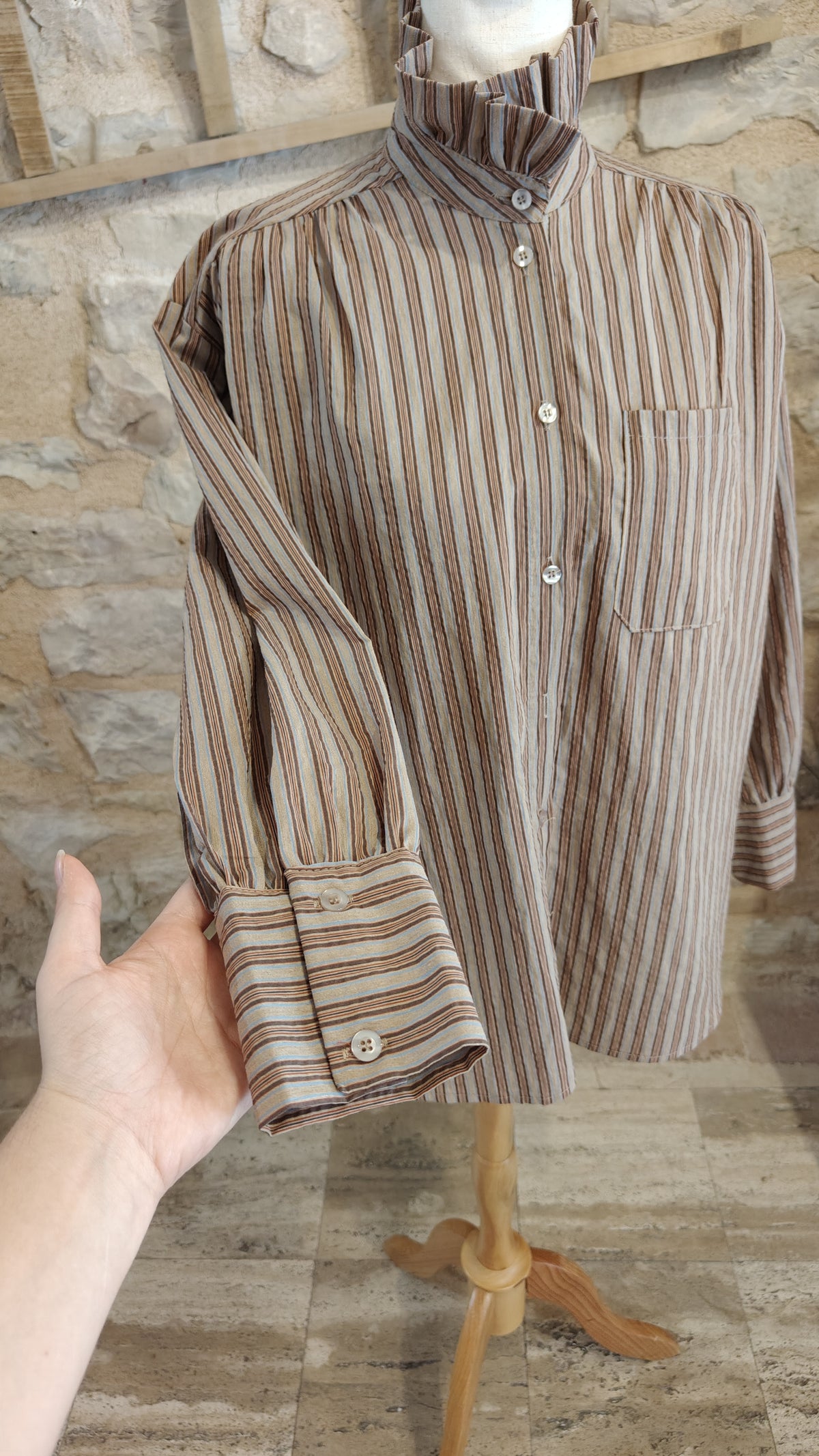 Camicia con collo alto (avana)